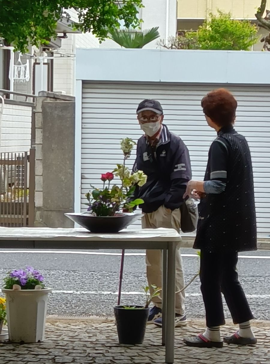 ご近所の人と立ち話をする俊美さん（右）