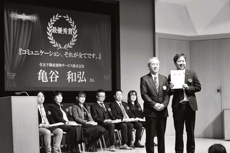 最優秀賞に喜びの亀谷氏(一番(右))と、岡本理事長((右)から2番目)