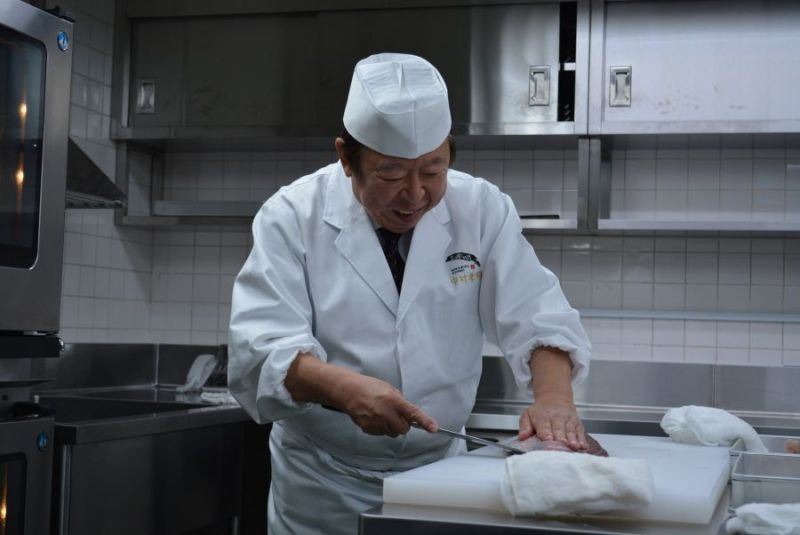 レストランの厨房で調理する中村氏