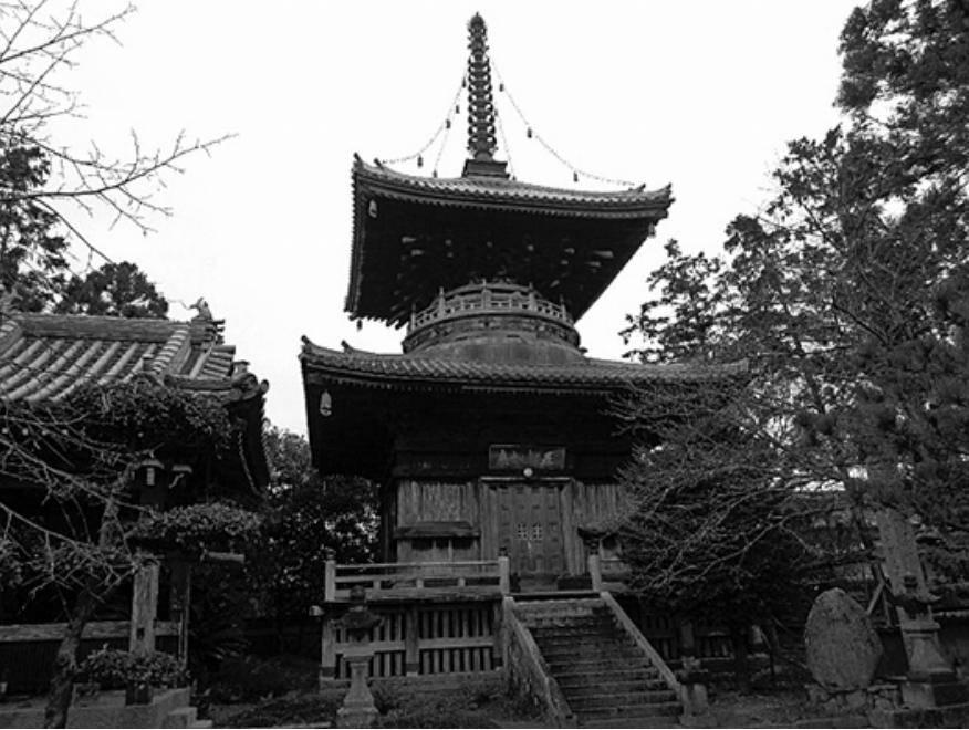 本堂には弘法大師作の釈迦如来が安置されている(上) 焼失により再建された多宝塔(左)