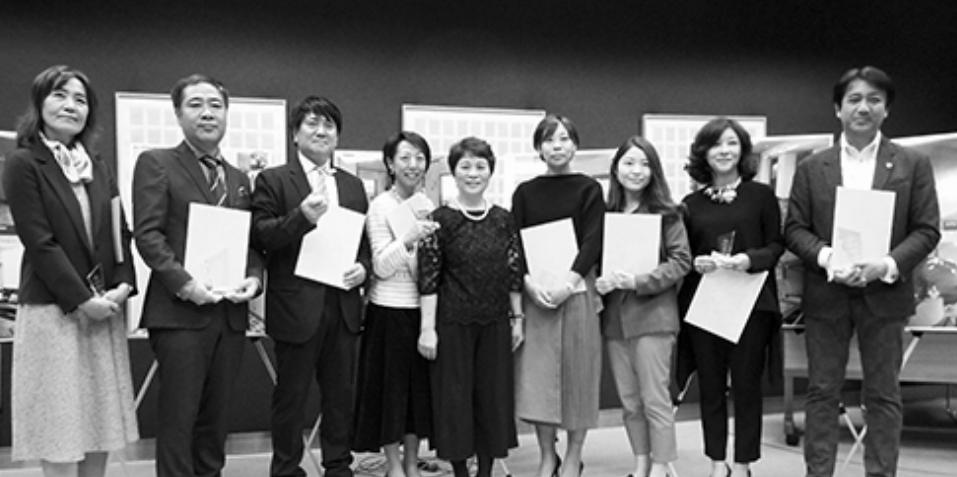 優秀作品に選ばれた受賞者たち(写真中央が杉之原代表理事)