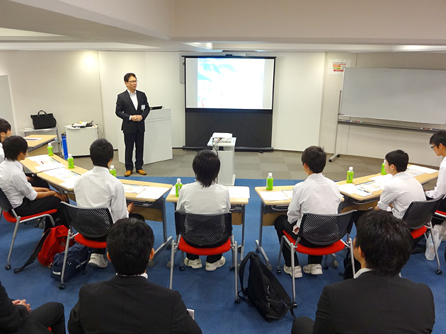 会社の説明を受ける生徒
