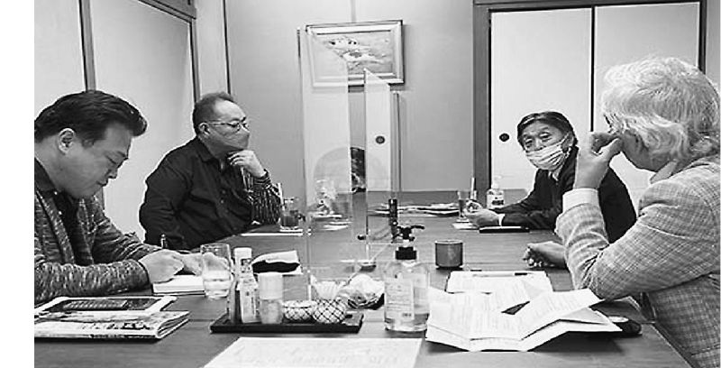 不動産流通推進センターは昨年夏、漫画『正直不動産』の原案者である夏原武氏などを講師に招きコンプライアンスをテーマにした動画配信を行った。視聴後の反響が大きかったため、10月には同講師らを招いた座談会を実施。媒介報酬の上限規制、経営者の倫理教育、情報格差などの問題について踏み込んだ議論を行った(写真左から田中潤氏、夏原武氏、竹井英久氏、筆者)