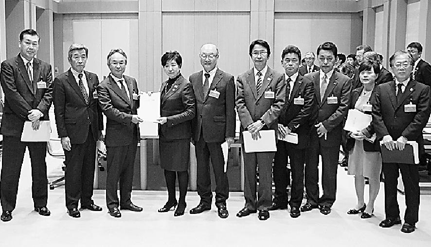 要望書を渡す中村本部長(左から3人目)