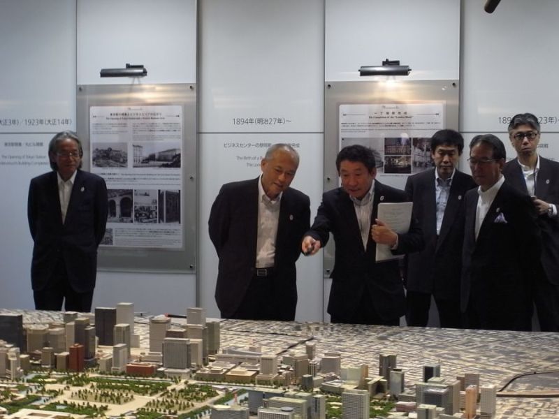 三菱地所の合場専務執行役員から説明を受ける舛添知事。左は杉山博孝社長。右から2番めが木村惠司会長