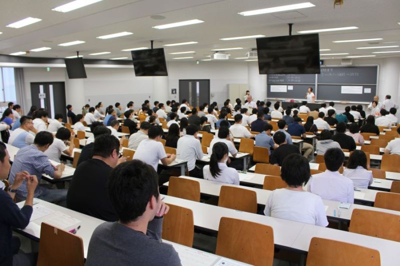試験に臨む受験者たち