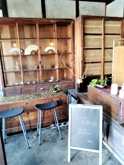 店だった玄関は土間のまま魅力的な空間だ