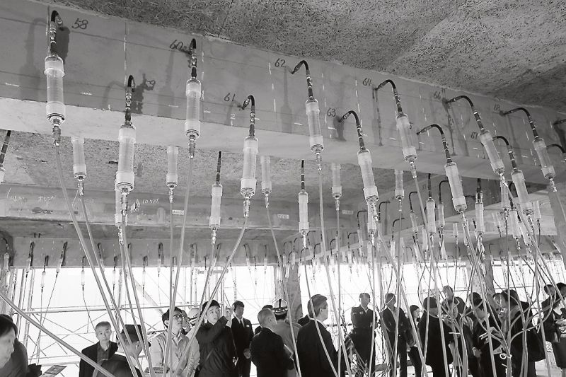コンクリートの中性化工事中の6階