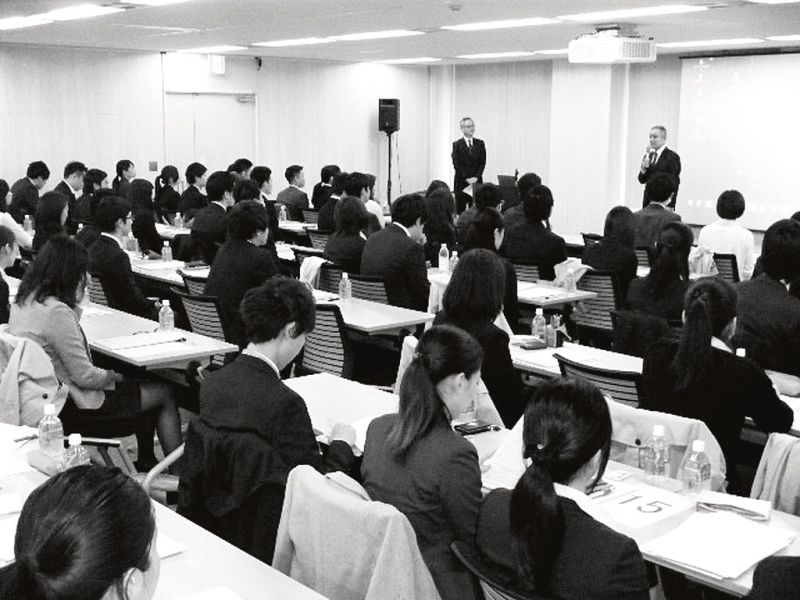 熱心に聞き入る新入・若手社員