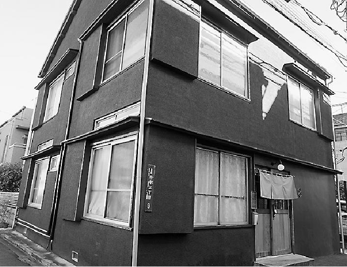 普通の古いアパートを改修した「hanare」