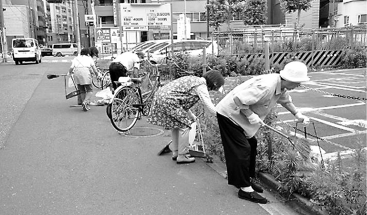 「一斉清掃の日」に区内の町会や事業所、学校が清掃活動を行う（千代田区ホームページより）