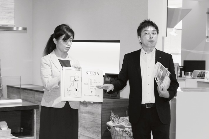 開発リーダーの鈴木係長(右)が説明