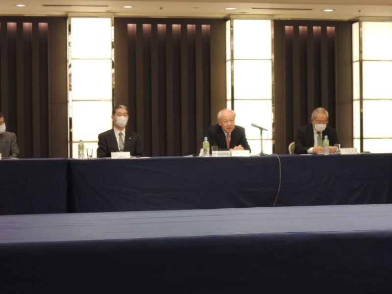 総会であいさつをする種橋会長(中央)