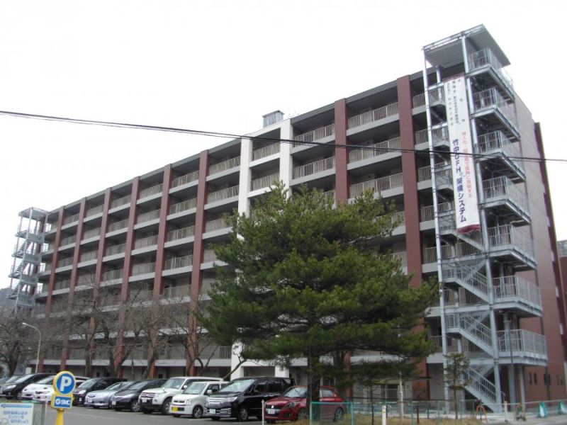鉄骨造で建てられた高層棟
