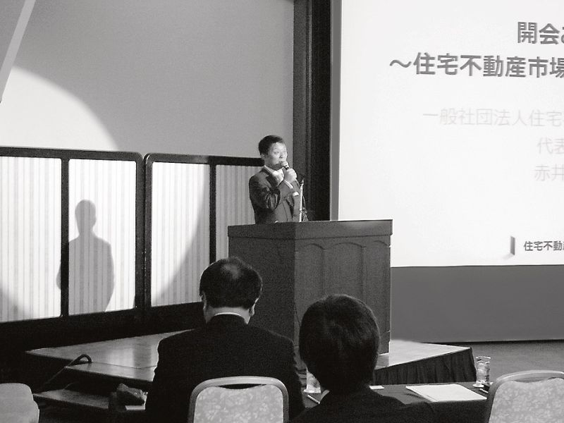 あいさつする赤井代表理事