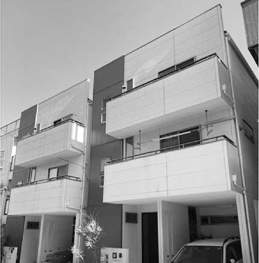 屋根を隠し、メリハリと重厚感をもたらす