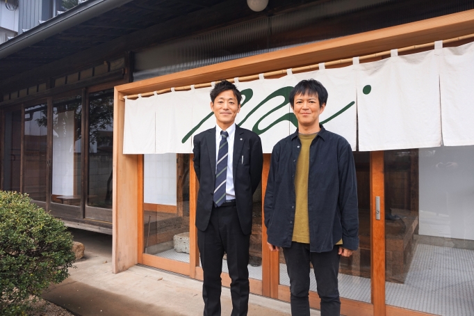 新しい宿の前で飯野さんと野口さんの2人