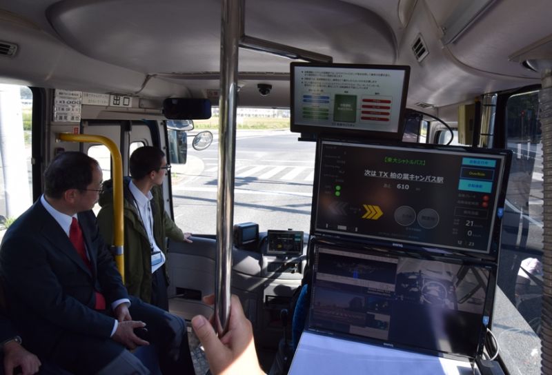 車内モニターで自動運転の様子が分かる