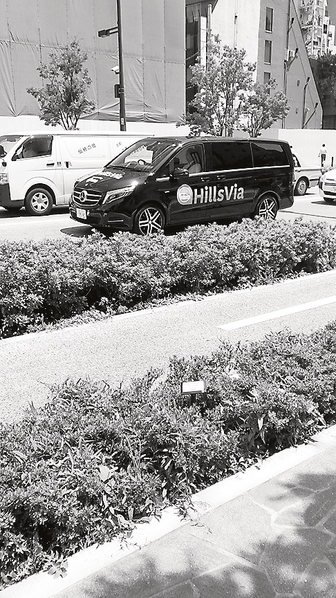 新虎通りを走る実験車両のベンツ