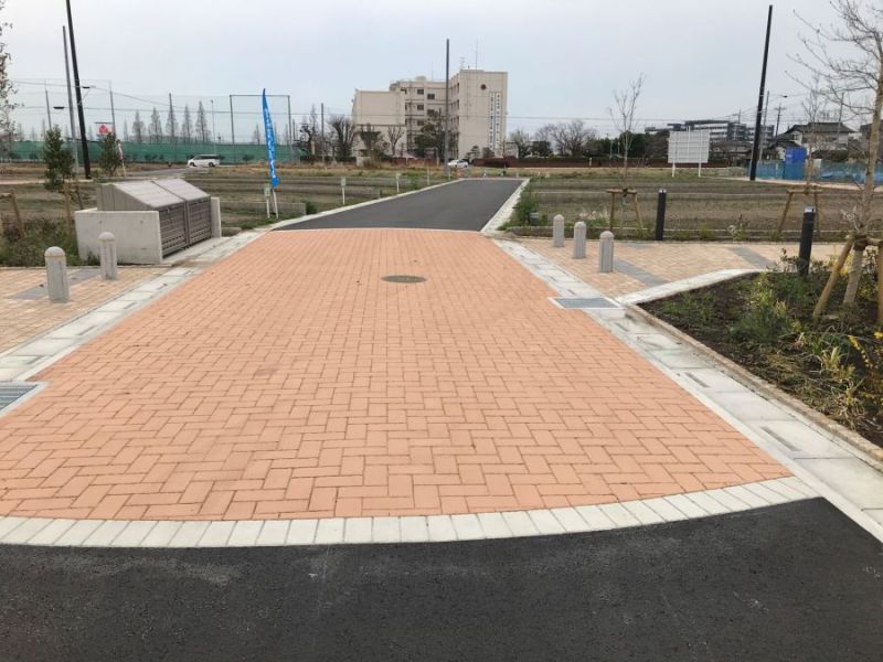街区内の交差点。車が減速するように道をクランクさせる