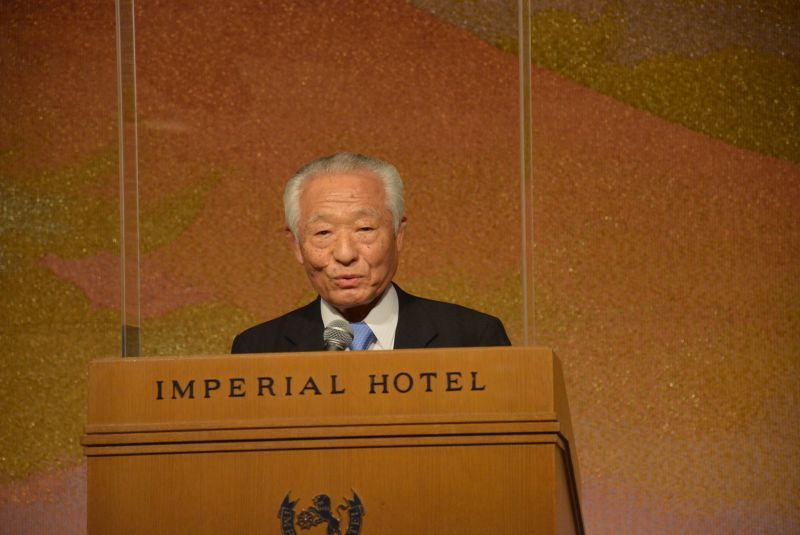 開会あいさつをする品田代表