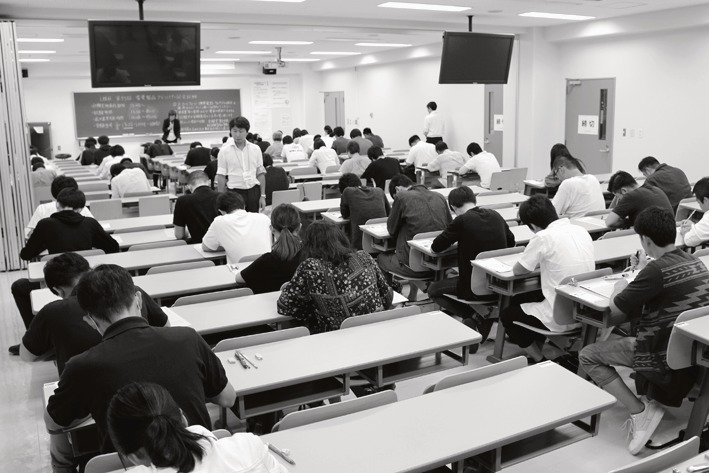 試験の説明を聞く受験者(写真は東海大学キャンパス)