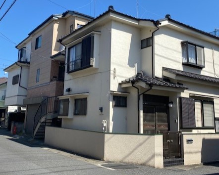 軒が連なるように密集する住宅地