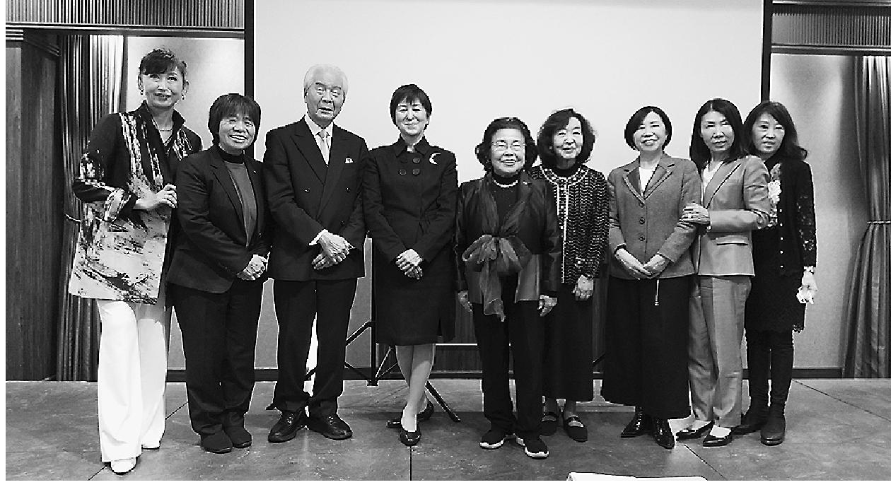 伊藤明子氏を囲んで不動産女性塾の理事全員で記念撮影。左から東福信子氏、野老真理子氏、顧問の近藤紀一氏、講演した伊藤明子氏、塾長の北澤艶子氏、武藤正子氏、曽根惠子氏、上田照子氏、北澤見和氏