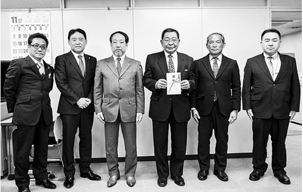 11月6日、港区支部事務局で目録贈呈式が行われた