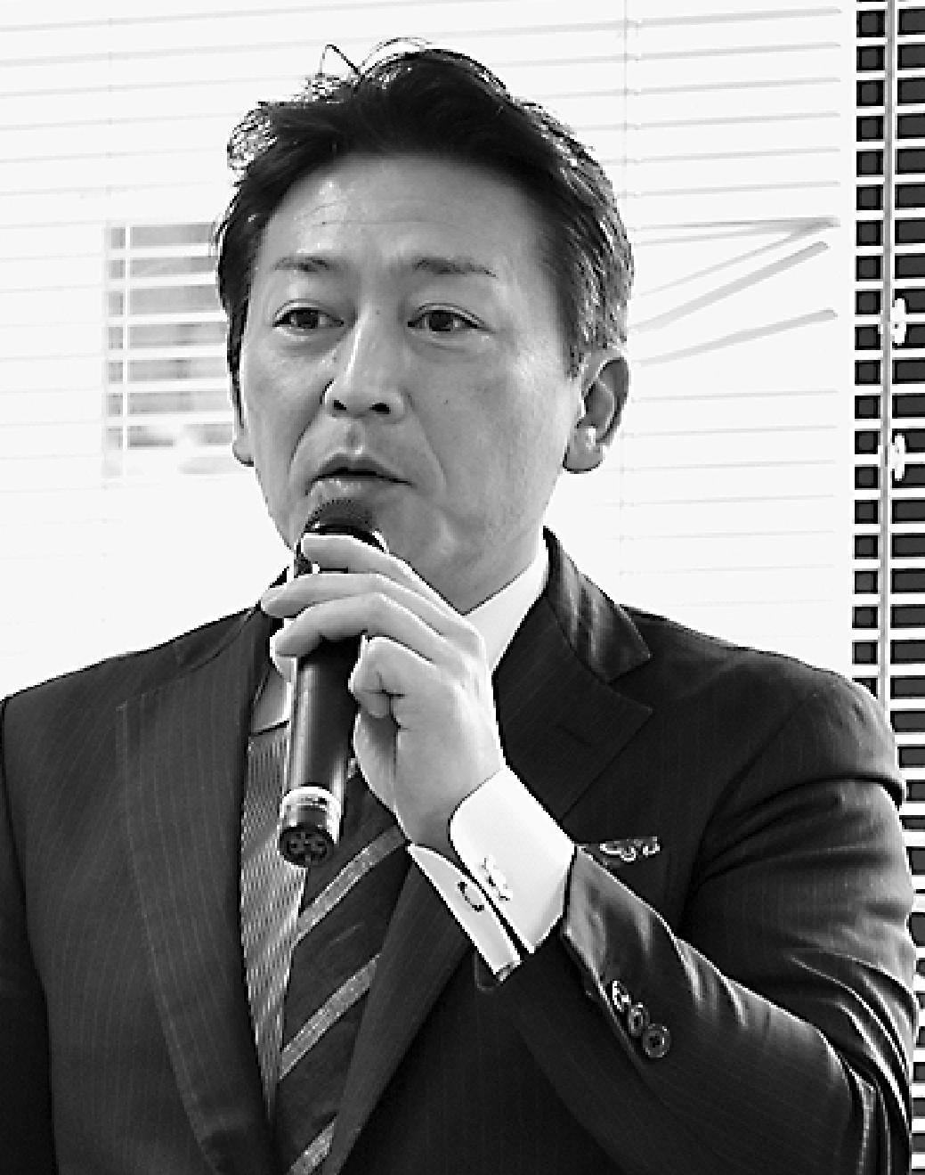 記者発表会であいさつをする菊地会長