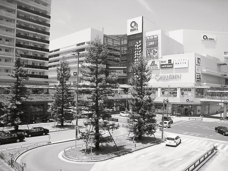 あまがさき緑遊新都心。駅前にはシネコンや百貨店が入る商業施設も