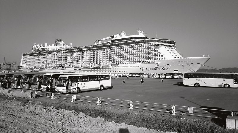 八代港に係留中の客船クァンタム号