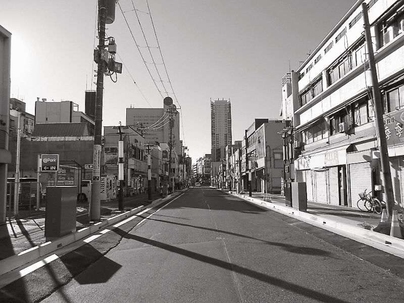 人通りの少ない栄町商店街通り