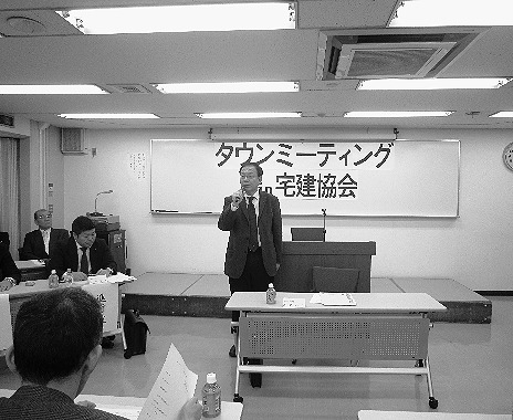 あいさつする阪井会長