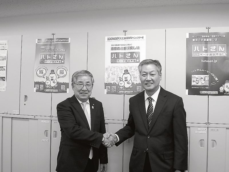 調印式の後、笑顔で握手を交わす宅建ブレインズ・棚部重夫社長(左)とハビーズ・宮田知社長