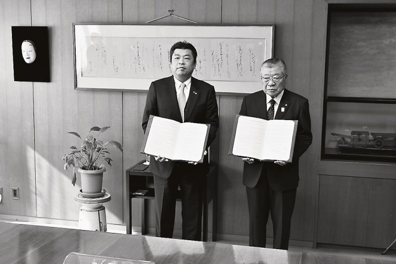 調印式の後、記念撮影する多田江戸川区長(右)と吉村会長