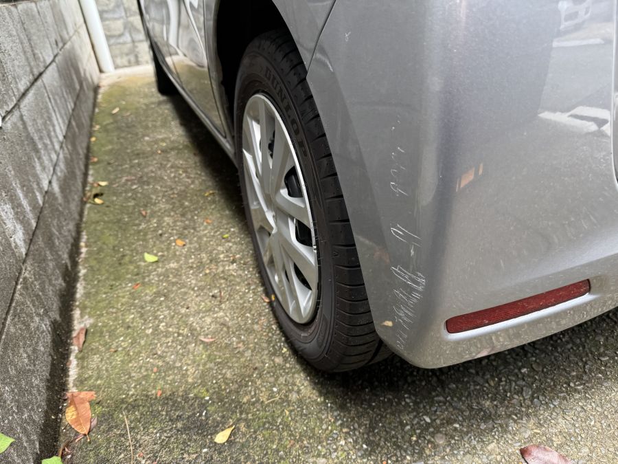 恥ずかしながら、軽自動車でバンパーを擦ってしまった。思い返すと、この日風邪薬を服用していた。そのせいだ……と思いたい