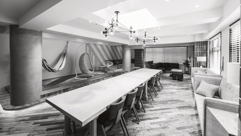 入居者同士のコミュニケーションがとれる広々としたラウンジ