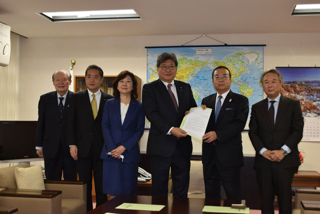 萩生田政調会長に要望書を手渡す秋山会長(右から2人目)
