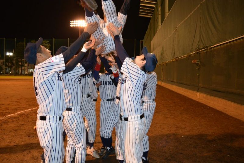 2度目の優勝を決め、喜びに沸くSB会ベースボールクラブの選手たち。決勝戦では序盤の大量得点で勝負を決めた