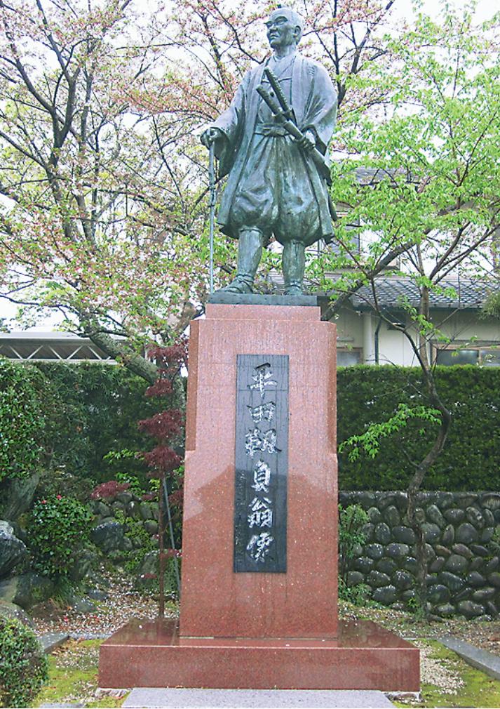 陣頭指揮に当たった薩摩藩家老、平田靱負の像