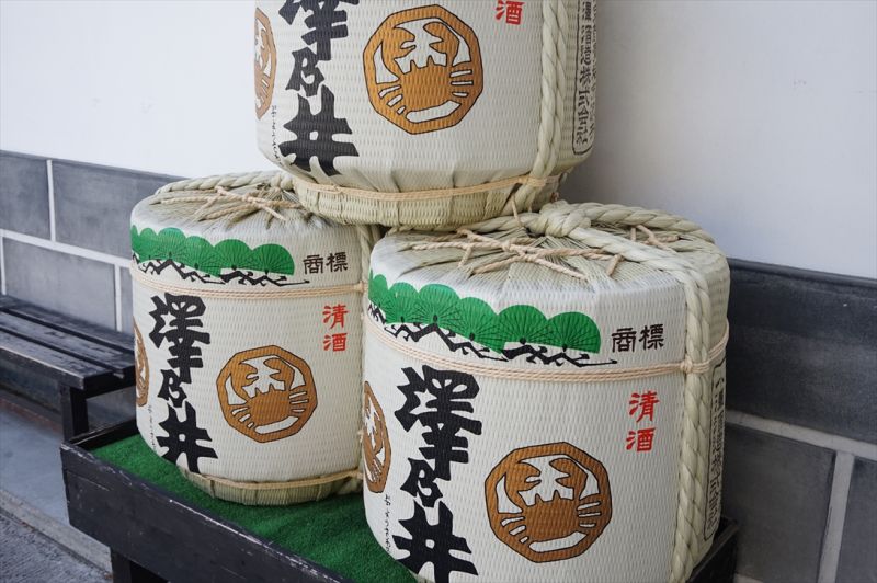 酒蔵の入口に並んでいる澤乃井の樽