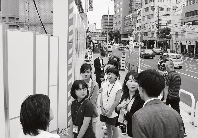 新日鉄興和不動産はこのほど、女子中高生を対象に本社事務所と開発物件を見て回るバスツアーを開催した。女子学生に対する「理工系関心度アップ」のための取り組みだ。