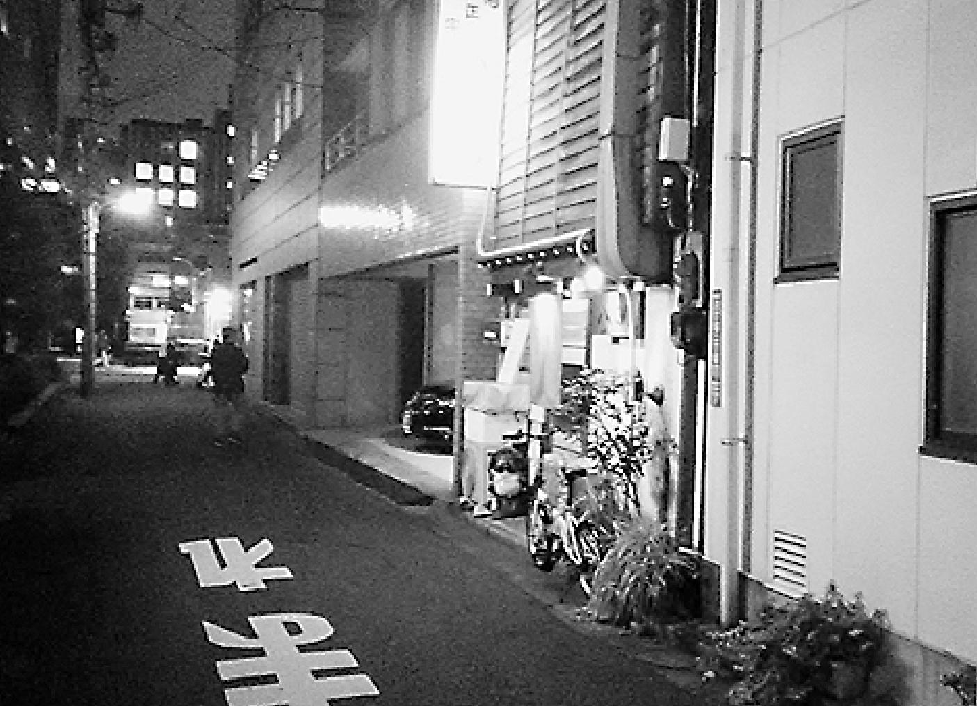日が暮れる前、子供たちの遊び場になる路地
