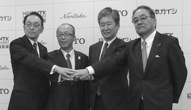 共同会見（左から加藤社長、喜多村社長、大島社長、尾堂会長）