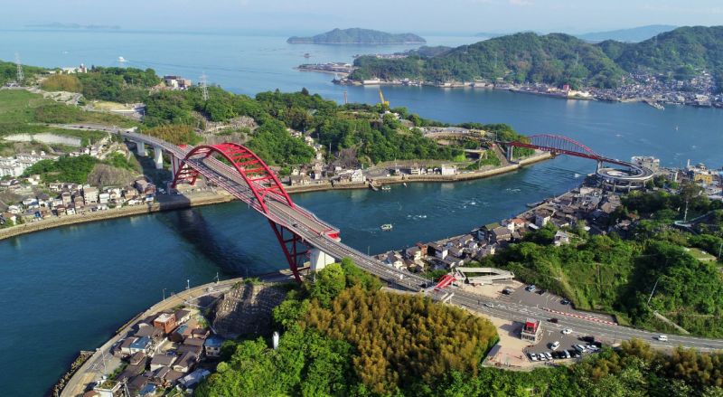 広島県の呉市にある2つの音戸大橋を望む