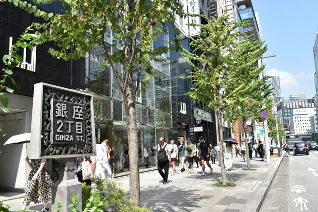 20年連続で全国最高価格地点となった「明治屋銀座ビル」前の街並み(9月16日撮影)