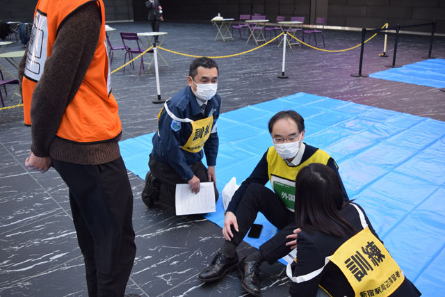 帰宅困難者役の人も助けが必要なときには運営者側に