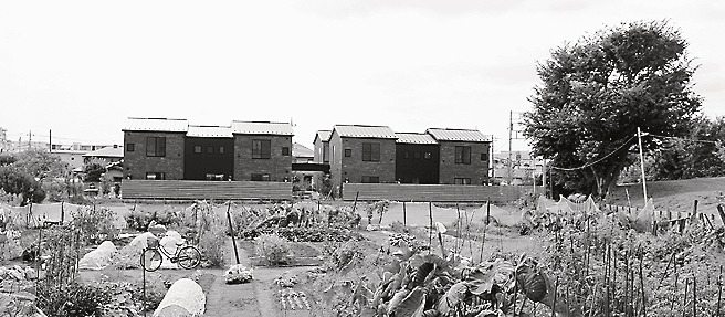 閑静な住宅街と畑の間に建つ「鵠ノ杜舎」