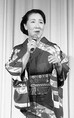 会長夫人で演歌歌手の鈴木勝子さんがデビュー曲を披露すると会場が盛り上がった